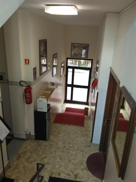 Hotel Parini Cesano Boscone Exteriör bild